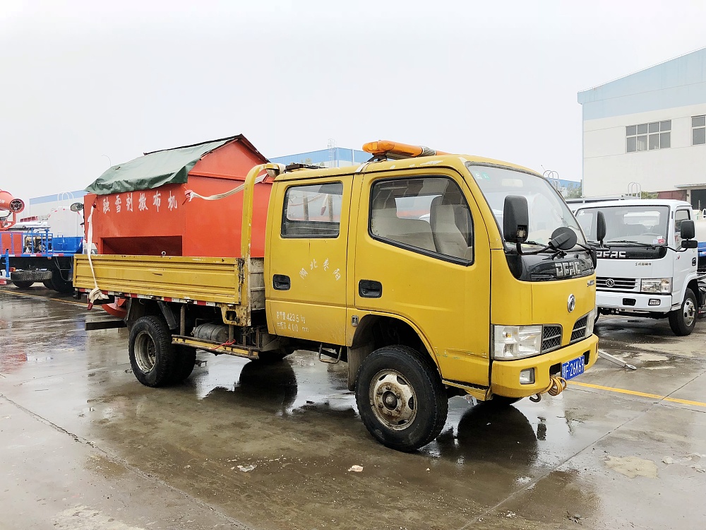 東風(fēng)雙排座貨車帶融雪劑撒布機