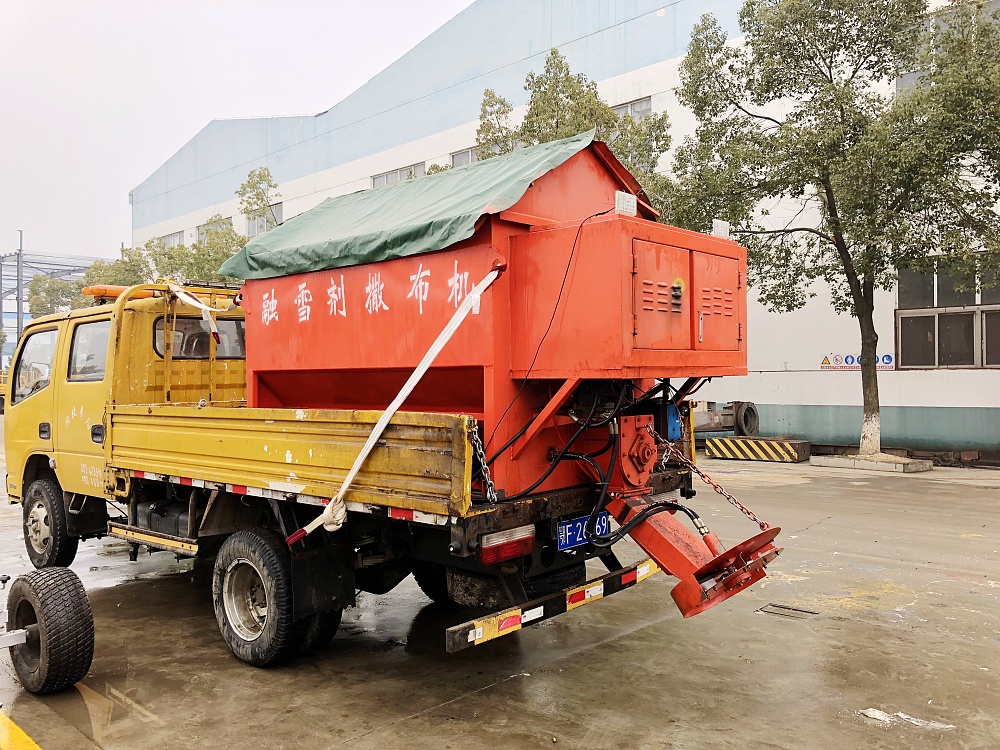 東風(fēng)雙排座貨車帶融雪劑撒布機(jī)