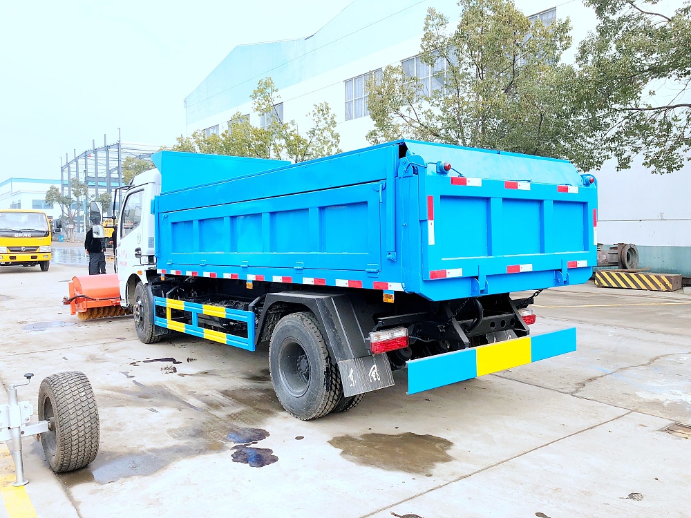 東風(fēng)大多利卡自卸垃圾車帶滾刷掃雪機(jī)