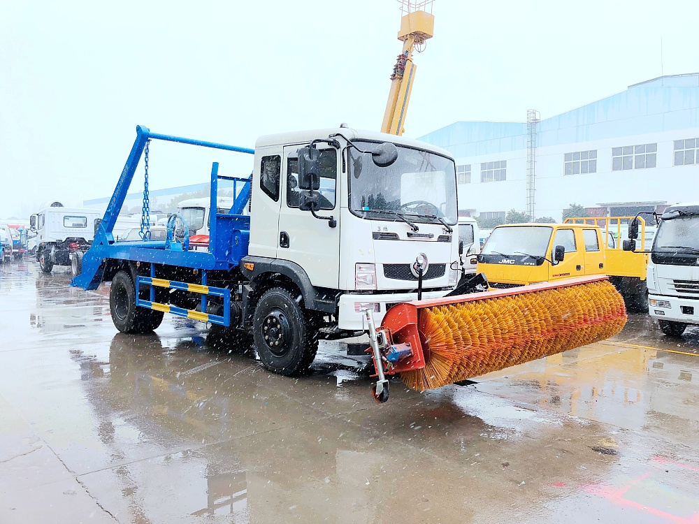 東風T3擺臂垃圾車帶除雪滾刷