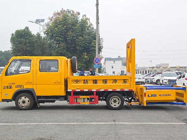 福田領航S1防撞車