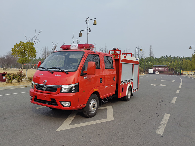 藍(lán)牌東風(fēng)途逸0.85噸水罐消防車