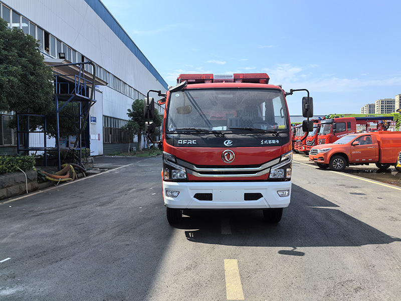 東風(fēng)多利卡4噸康機(jī)水罐消防車