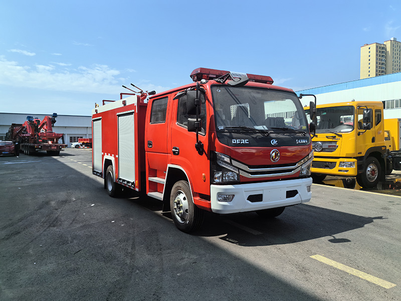 東風(fēng)多利卡4噸康機(jī)水罐消防車(chē)