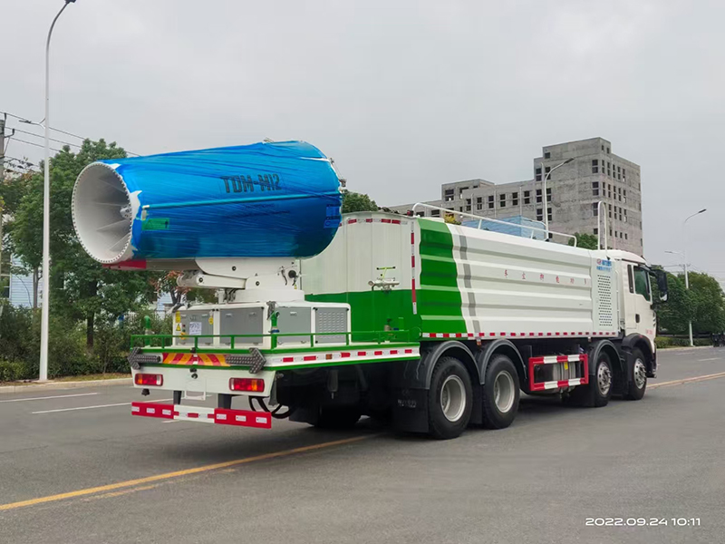 重汽豪沃后雙橋抑塵車